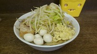 「小ラーメン700円（にんにく、やさい）+うずら100円」@蓮爾 さんこま店の写真
