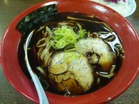 「ブラックらーめん750円＋小ライス120円」@麺家いろは CiC店の写真