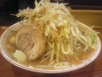 「ラーメン（麺少なめ、野菜少し多目、にんにく増し?）700円」@らーめん ◯八の写真