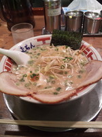「ラーメン（並）＋得入り」@屯ちん 池袋本店の写真