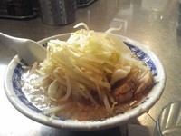 「塩ラーメン（麺少なめ、野菜少し多め、にんにく多め?）650円」@らーめん大 蒲田店の写真