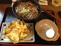 「かき揚げ・そば＋温泉玉子（￥370＋￥70）」@焼鳥日高 小田急マルシェ大和店の写真