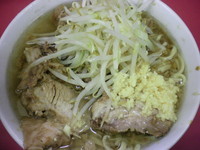 「少なめ（６５０円）・豚入り（１００円）・ニンニク・野菜少なめ」@ラーメン二郎 小岩店の写真