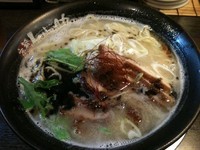 「特製黒マー油黒そば(880円)」@とりの助 新天地店の写真