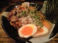 「「限定」油そば＋味玉」@すごい煮干ラーメン凪 新宿ゴールデン街店 本館の写真