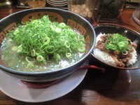 「とんこつラーメン＋ネギ＋すじ旨丼」@希望軒 新宿三丁目店の写真