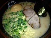 「豚骨らーめん＆味玉」@博多ラーメン長浜や 上野店の写真