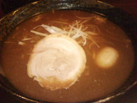 「中華そば 小（650円）＋煮卵（100円）」@もちもちの木 新宿店の写真