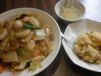 「かた焼きそばと半炒飯のセット（５７７円）缶コーヒー付き」@中華料理 谷記 錦糸町南口店の写真