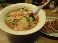 「香ばしニンニクの黒ちゃんぽん＋餃子」@大阪王将 新宿店の写真