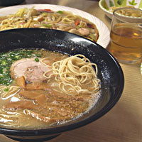 「博多ラーメン600円+替え玉100円」@長崎ちゃんぽん丸福の写真