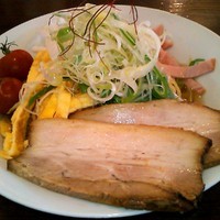 「【冷】　New Orange Sauce 冷やし中華 ＋ 肉」@New old style ゆいが NOS高田店の写真