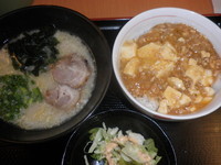 「Aセット（麻婆丼＋半ラーメン）５００円」@麺酒房 福林の写真