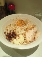 「まぜそば(醤油)　ニンニク　焦がしタマネギ」@麺処 MAZERU 代々木店の写真