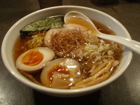 「中華そば（熟成醤油味）＋熟味玉」@らーめん専門店 いちや 立川店の写真