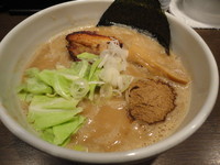 「濃厚豚骨ラーメン（650円）+大盛（100円）」@めん屋 いなば‏ 御徒町店の写真