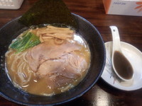 「らーめん+黒濃煮干脂」@麺座 かたぶつの写真