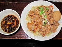 「肉盛りつけ麺並780円＋肉増し250円＋無料味玉」@魁 肉盛りつけ麺 六代目けいすけの写真