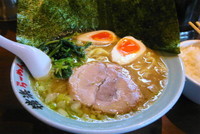 「ラーメン６５０円＋半ライス１００円」@壱八家 弘明寺店の写真