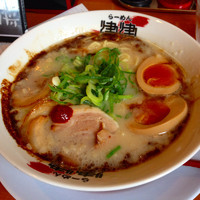 「焦がしにんにくネギラーメン+自家製煮卵」@拉麺 津津 敦賀店の写真