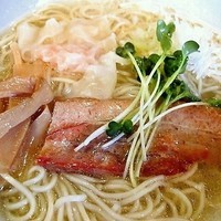 「淡麗鶏だし塩　海老ワンタンのせ　700円」@らーめんなが田の写真