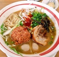 「赤辛白・・殿々+ﾁｬｰｼｭｰ+温玉ﾗｲｽ(1000円)」@MENYA 食い味の道有楽の写真