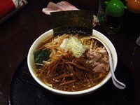 「黒+大盛+野菜+乱切りチャーシュー」@自然洞 麺舗 西口店の写真