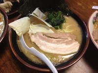 「豚骨醤油らーめん・中（829円）」@らあめん 寸八 総本店の写真