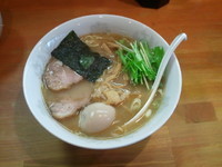 「らーめん（塩）＋味玉」@麺屋むくろじの写真