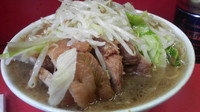 「ぶた入りラーメン （ｶﾀﾒ ﾔｻｲ ﾆﾝﾆｸ）」@ラーメン二郎 三田本店の写真