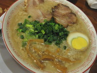 「だるまラーメン（博多麺・コッテリ）￥680」@だるま大使 本店の写真