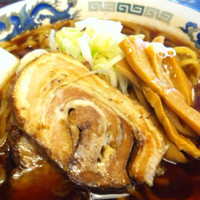 「醤油ラーメン+大盛り+白飯」@富山ブラックラーメン だらんま 浅草店の写真