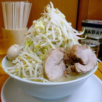 「ラーメン 700円 + 味玉（ヤサイマシマシ）」@ラーメン二郎 新橋店の写真