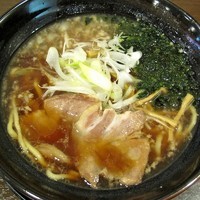 「燕三条醤油ラーメン￥６５０」@新潟進化系ラーメン 俺たち越後や! 新宿御苑店の写真