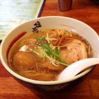 「天然塩ラーメン+味玉」@本店 塩元帥の写真