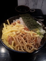 「まぜそば７５０円+チーズ５０円+刻みタマネギ１００円+？」@狼煙 〜NOROSHI〜の写真