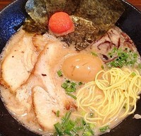 「九州とんこつ全部入りらーめん850円」@九州らあめん どん きさろく 八柱店の写真