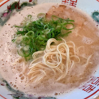 「ラーメン（ハリガネ）￥５８０＋サービスライス（中）」@博多ラーメンセンターの写真