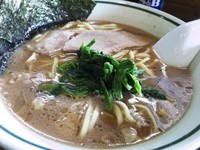 「ラーメン中盛」@横浜家の写真