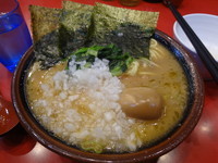 「ラーメン＋味玉＋刻み玉葱」@家系総本山 ラーメン吉村家の写真