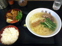 「香る塩と鳥の唐揚げのセット」@らーめん山猫亭の写真