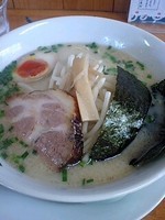 「とんこつラーメン白 700円+替玉(100円)」@らーめん ぶるてり屋の写真