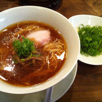 「醤油拉麺 700+九条ネギ盛り 100」@創作麺工房 鳴龍の写真