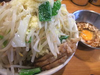 「なみのりつけめん＋チーズ＋きざみたまねぎとたまご」@ラーメン二郎 八王子野猿街道店2の写真