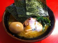 「ラーメン (640円) (+味付玉子)」@家系総本山 ラーメン吉村家の写真