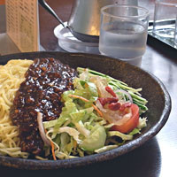 「炸醤麺、大盛り」@中華四川料理 飛鳥の写真
