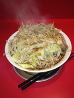 「ラーメン（中）野菜、アブラ増し 魚粉　700円」@ジャンクガレッジ 北浦和店の写真