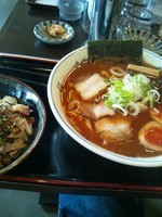 「らーめん大盛りと玉チャー丼」@ラーメン一心 本店の写真
