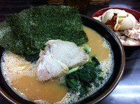 「らーめん並盛＋まかない丼　（650円＋100円）」@横浜家系らーめん 武術家の写真