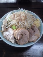 「小豚（野菜、ニンニク、アブラ、からめ全増し）　８００円」@ラーメンかじろうの写真
